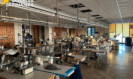 Maxi sequestro della Guardia di Finanza a Barletta: oltre 100 mila capi di abbigliamento contraffatti