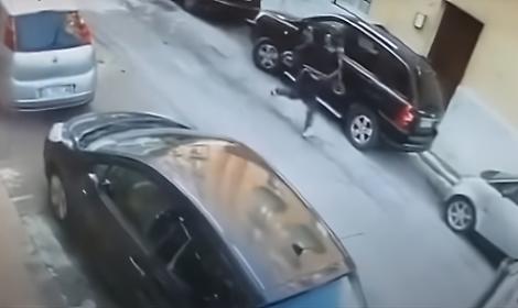 Ruba un monopattino e si allontana a bordo di una Fiat Panda - foto di Taranto è lui