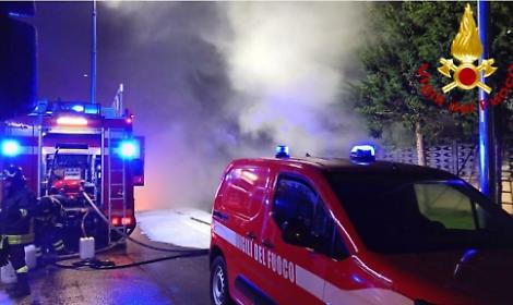 Incendio nella zona industriale, in fiamme un’azienda demolizioni
