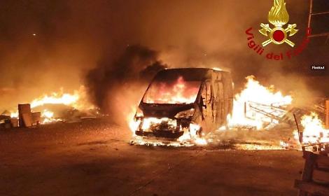 Incendio distrugge 11 furgoni di una Rsa a Taviano - foto Vigili del Fuoco