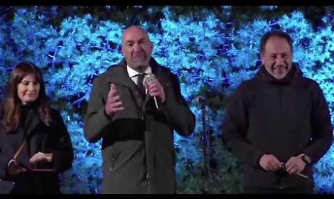 L'accensione dell'Albero di Natale 2025 in piazza del Ferrarese a Bari