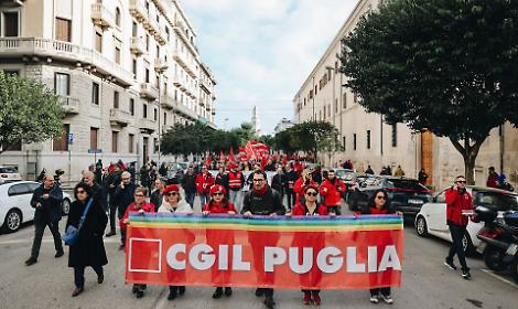 Il corteo della Cgil Puglia a Bari