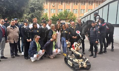 I Carabinieri regalano un sorriso ai piccoli pazienti del SS. Annunziata di Taranto 