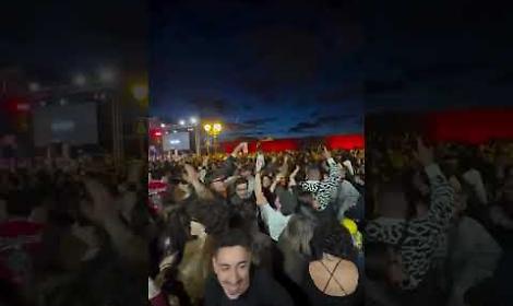 La notte lieve di Taranto, giovani in festa sul lungomare - video di @_vcnpnt_ pubblicato da Made in Taranto