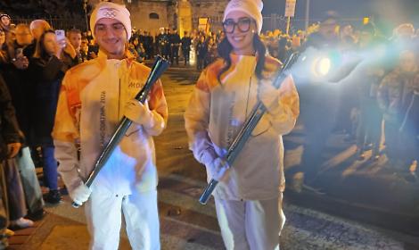 La fiaccola olimpica all'ingresso del Castello Aragonese di Taranto