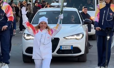 La fiaccola olimpica - foto di Ezio Cairoli