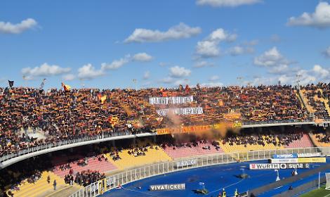 I tifosi del Lecce allo stadio di Via del Mare