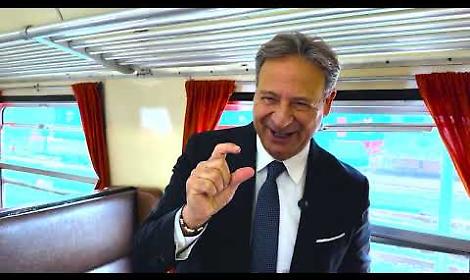 Lecce-Gagliano in quasi 3 ore, Pagliaro sale sul treno e denuncia il ritardo dei trasporti nel Salento