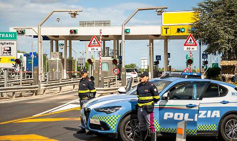 La Polizia davanti al casello autostradale di Andria