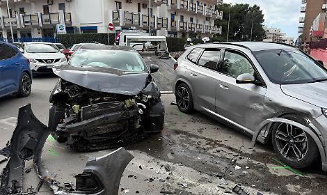 Scontro tra due auto in centro a Taranto, ferito un colonnello dei Carabinieri - foto di Francesco Manfuso