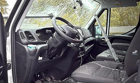 Telone si stacca da un tir, pezzi di ferro contro un furgone - foto di Francesco Manfuso