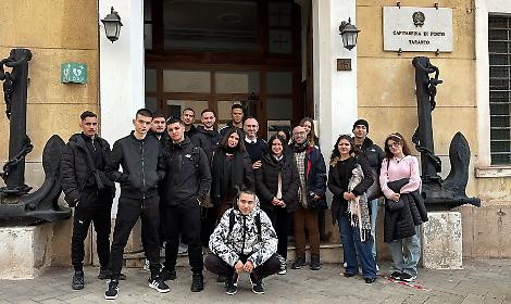 Studenti greci in visita alla Capitaneria di Porto