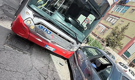Scontro tra auto e bus in via Pirandello, 3 feriti - foto di Francesco Manfuso