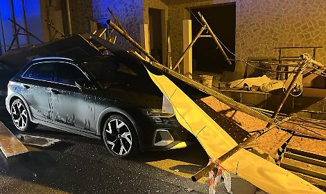 Raffiche di vento, impalcature e alberi caduti - foto di Francesco Manfuso