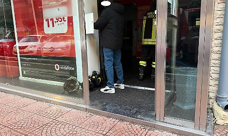 Fumo in via Liguria nel negozio di telefonia - foto di Francesco Manfuso