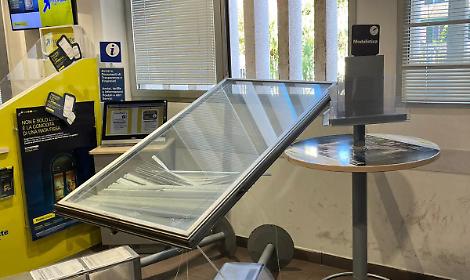 Finestra blindata cede alle Poste: sfiorata una dipendente