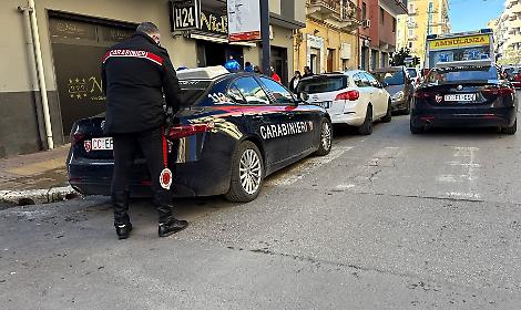 "Dammi i soldi che devo comprare una birra", al rifiuto la ragazza aggredisce la commessa