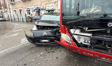 L'incidente stradale nelle vicinanze del Ponte Girevole - foto di Francesco Manfuso