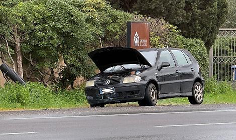 Auto in fiamme sulla Statale 106, decisivo l'intervento dei Metronotte - foto di Francesco Manfuso