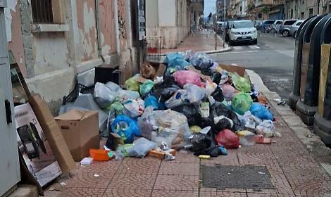 Rifiuti nel Borgo, centro sporco - foto di "Taranto &egrave; Lui"