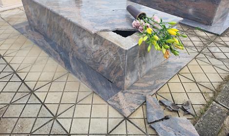 Cimitero devastato, rubati rame e ottone dalle tombe