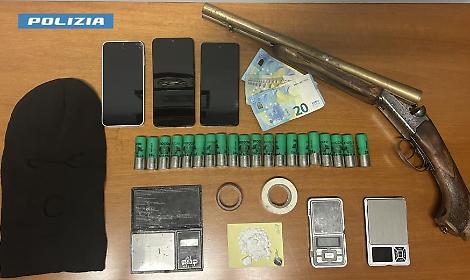 In casa nascondevano droga e fucile rubato