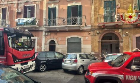 Cede un balcone durante lavori, palazzina evacuata