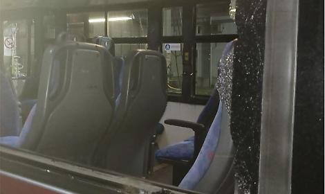 Il bus preso a sassate a Brindisi