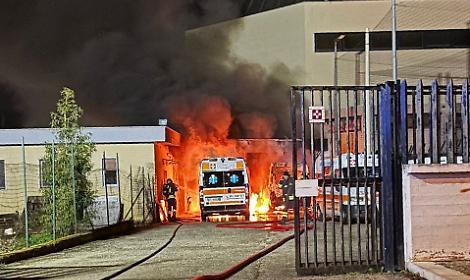 Dopo il rogo delle ambulanze parte la mobilitazione per ricominciare