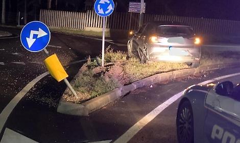 In fuga per eludere un controllo, schianto contro un palo e denuncia