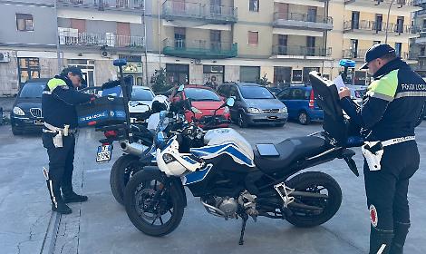 Parcheggiatore abusivo in azione a Piazza Lucania, scatta la denuncia - foto di Francesco Manfuso