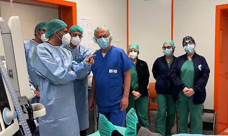 Il presidente della Regione Puglia, Antonio Decaro nelle sale di oculistica del Policlinico di Bari