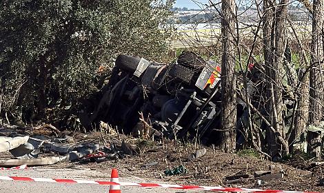 Cisterna si ribalta sulla Statale 7, benzina e gasolio sulla strada. Traffico deviato