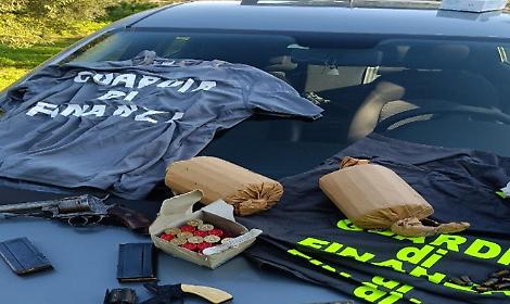 Ordigni e armi sequestrate dalla Guardia di Finanza