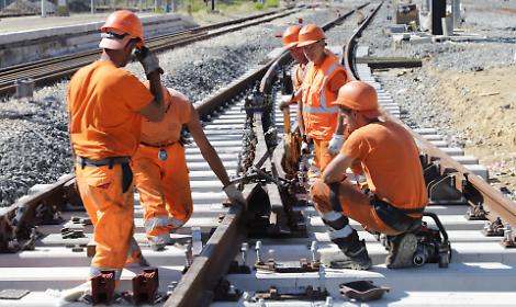 Tecnici al lavoro sui binari ferroviari