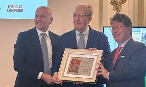 Franco Ordine (al centro), riceve il Premio alla Carriera