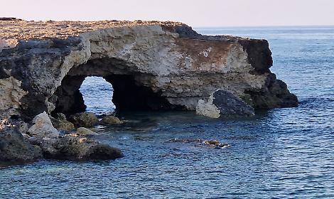 Il costone di Torre Pozzelle - foto di Libero comitato per la salvaguardia della costa di Ostuni