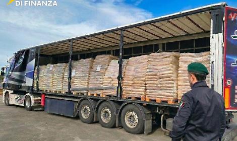 Il carico di pellet sequestrato dalla Guardia di Finanza