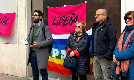 Beni confiscati, presidio di Libera davanti a un locale ancora inutilizzato - foto di Luca Contrario