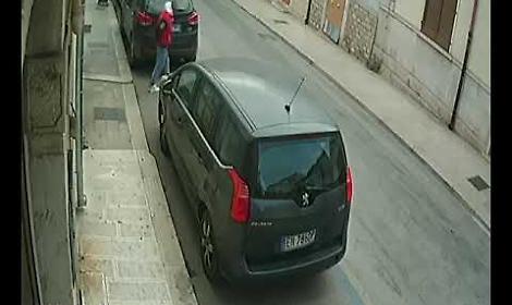 Un uomo ripreso mentre fa i bisogni in strada ad Andria - video di Davide Saccotelli
