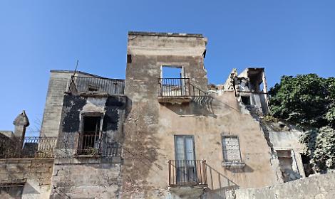 Citt&agrave; vecchia, allarme per la facciata pericolante in vico Casalino