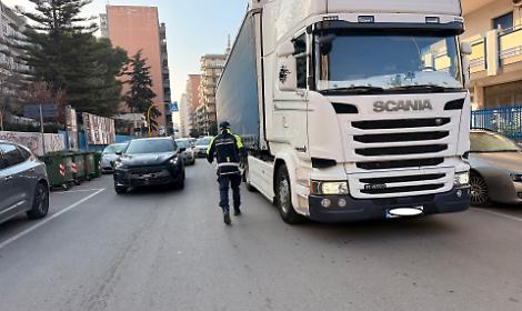 Operaio della pulizia stradale investito da un tir a Taranto - foto di Francesco Manfuso