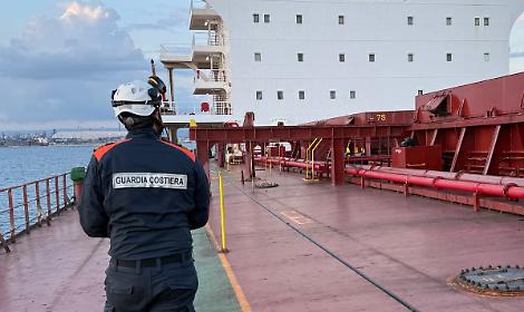 Guasti agli impianti di sicurezza, nave mercantile fermata nel porto di Taranto