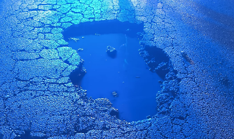 Tangenziale, pioggia apre voragini sull&rsquo;asfalto: diverse auto danneggiate