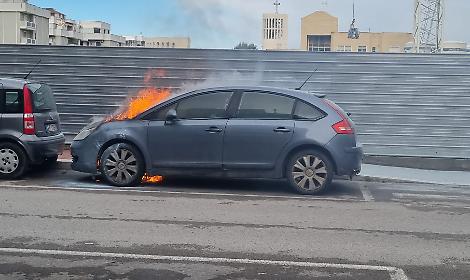 Auto in fiamme a Pozzo Piano a Trani - foto di Vittorio Cassinesi