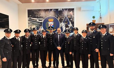 La Polizia penitenziaria di Taranto e al centro l'on. Giovanni Maiorano