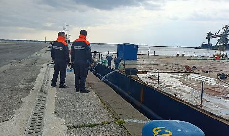 Porto, in sicurezza il pontone &ldquo;Greenbarge 4&rdquo;