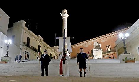 Via Crucis nel porto, Brindisi rinnova il rito tra mare e fede