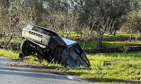 Resta incastrato tra le lamiere dopo l'incidente, un ferito