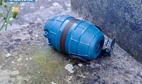Bomba a mano su un muretto, scatta l&rsquo;allarme